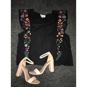 Ruffle / floral top 🌹